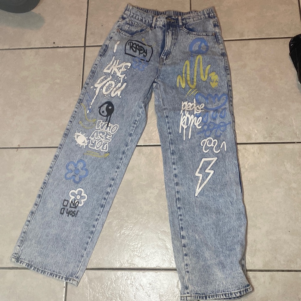 Graphic jeans